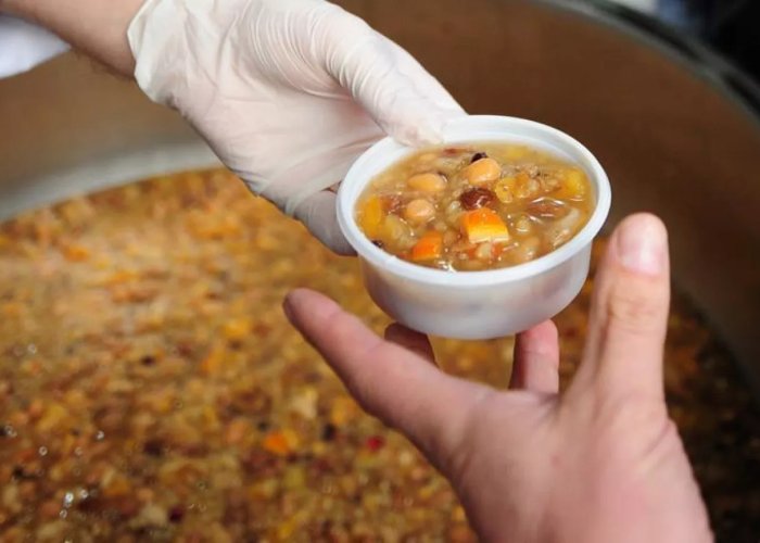 Lezzetli Hayır Aşuresi Dağıtımı